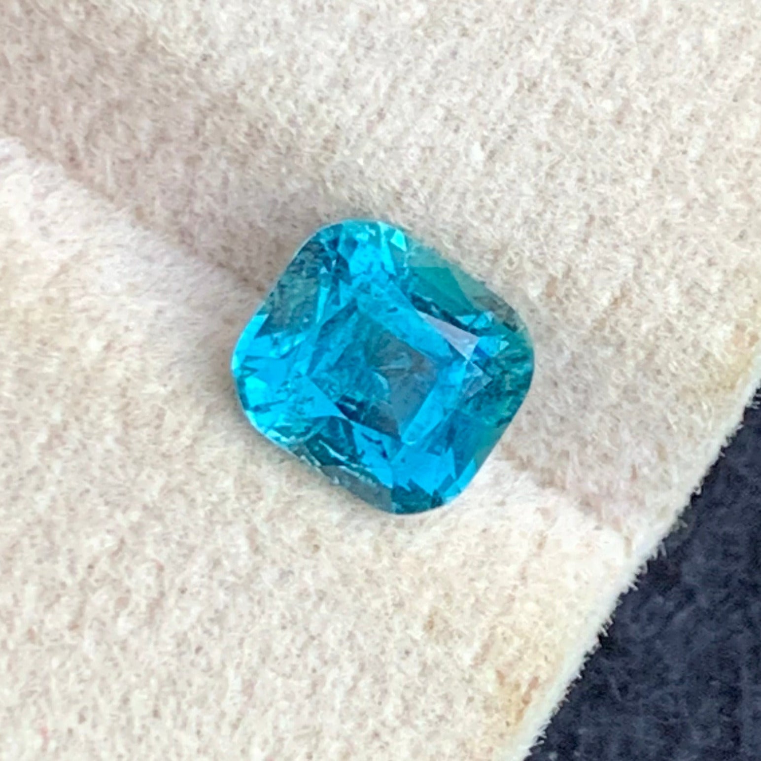 premium lagoon tourmaline gemstone loose stone
elegant tourmaline gemstone bluish green jewelry stone