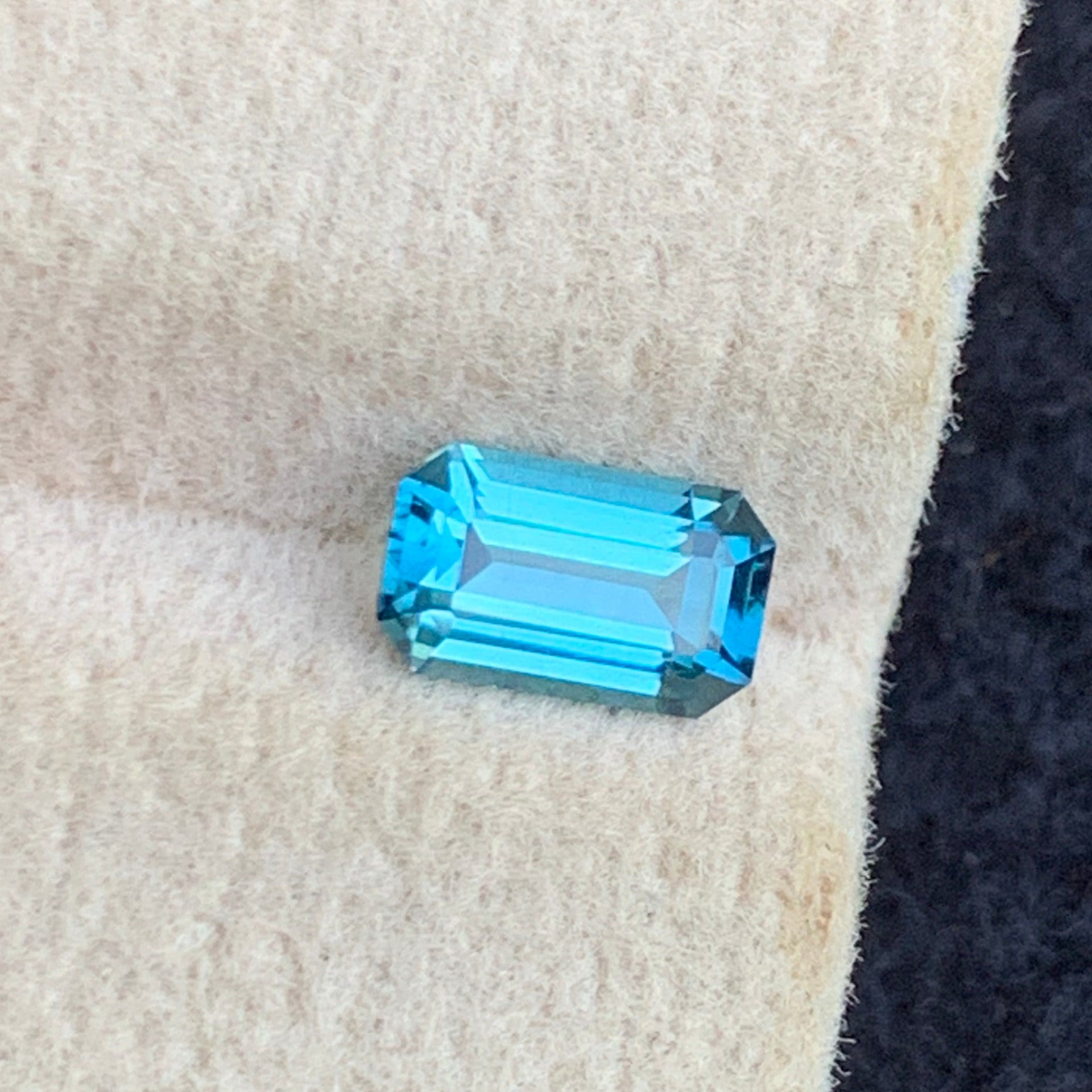 rare blue tourmaline gemstone macro close up high clarity
natural neon tourmaline gemstone for rings and pendants