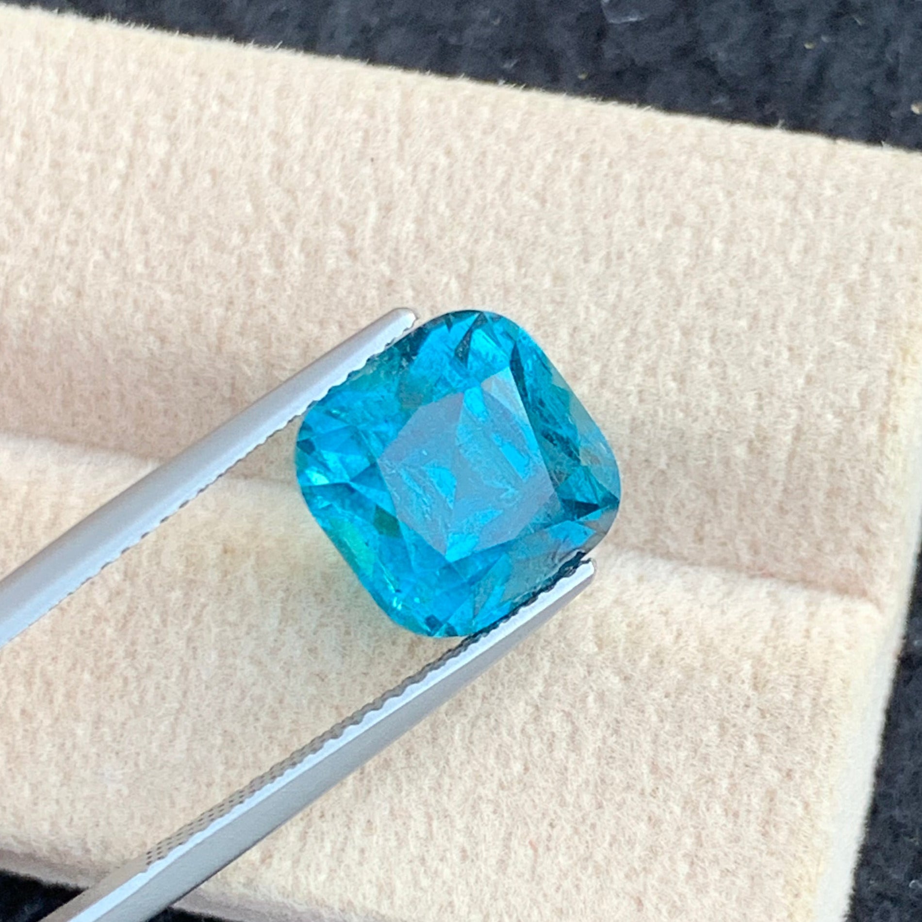 Neon Blue Tourmaline Pendant
fine quality blue tourmaline

onestep gems neon blue tourmaline