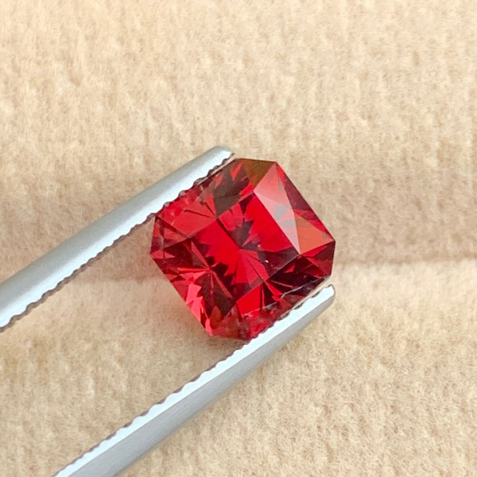 red garnet gemstone 2.15 carat for rings and pendants
asscher cut garnet gemstone geometric sparkle detail