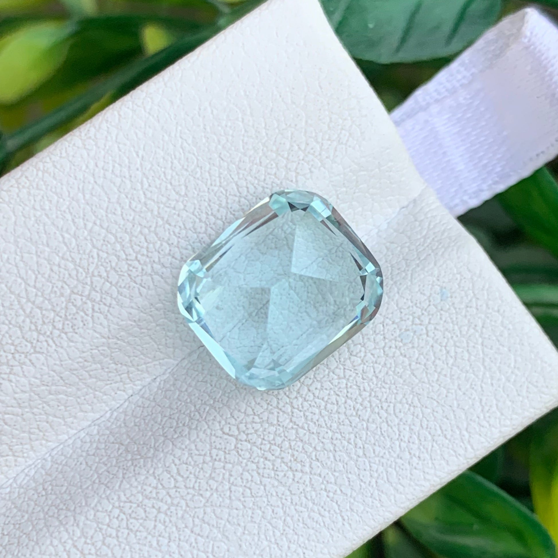 aquamarine pendant gemstone
high clarity aquamarine crystal
luxury aquamarine jewelry stone