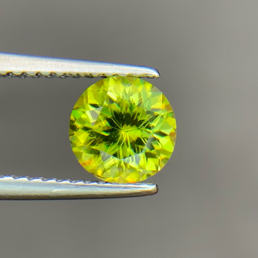 3.05 Carats Natural Sphene Gemstone: A Rare Round-Cut Titanite Stone for Jewelry