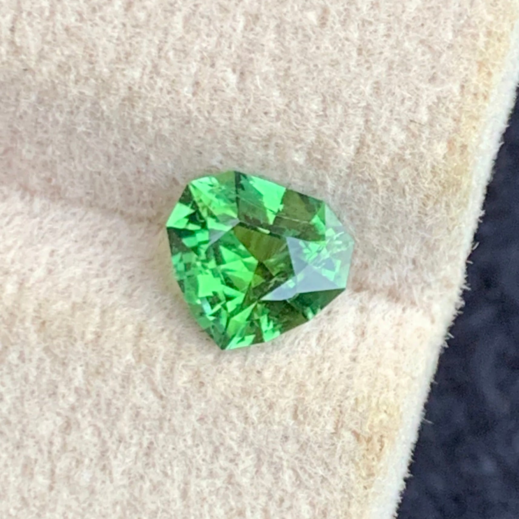 small green tourmaline for custom jewelry
high quality apple green tourmaline stone