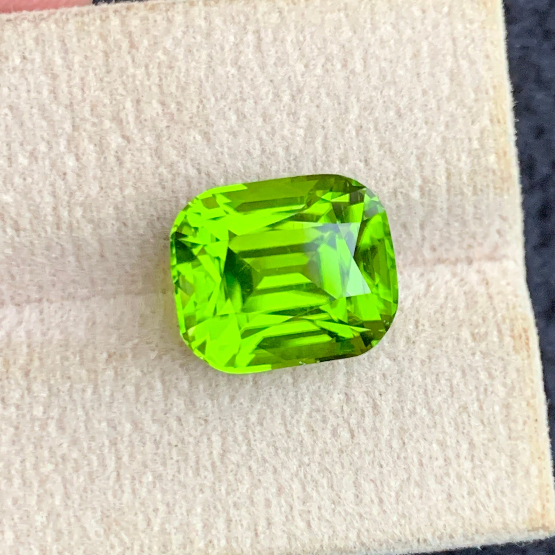 vivid green peridot gemstone for jewelry design
8.30 ct peridot loose gemstone high clarity